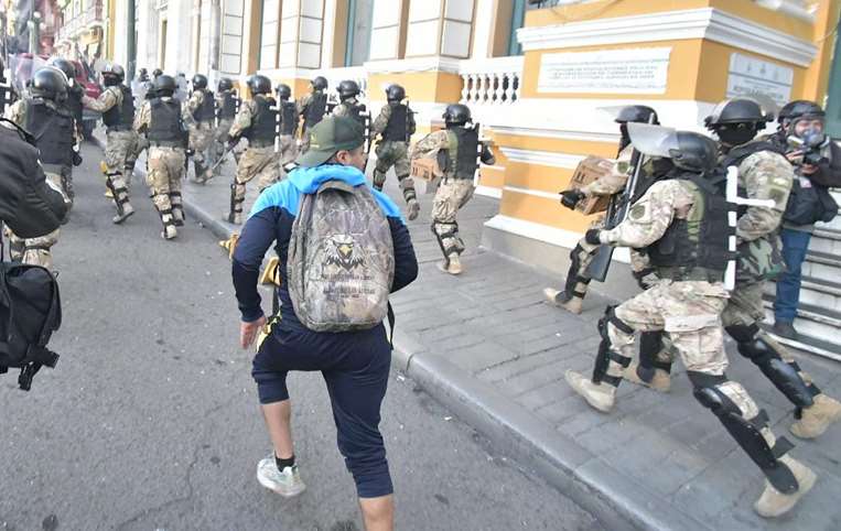 Militares se repliegan de la plaza Murillo. Foto: APG
