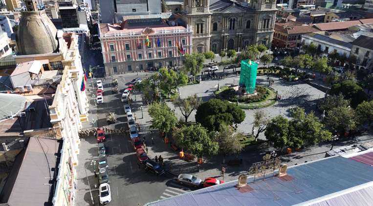 Vista aérea de la Plaza Murillo bajo resguardo militar / Foto: APG