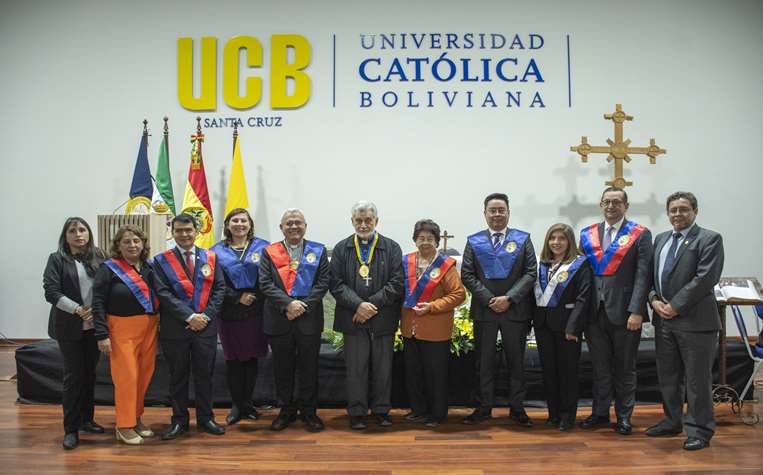 Autoridades universitarias y diferentes personalidades acudieron al auditorio de la UCB