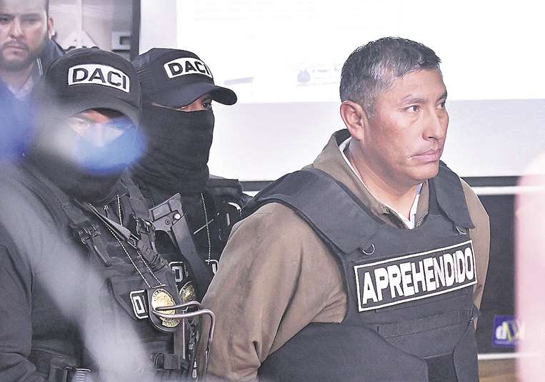 El vicealmirante Juan Arnez fue detenido y acusado por el asalto militar /APG