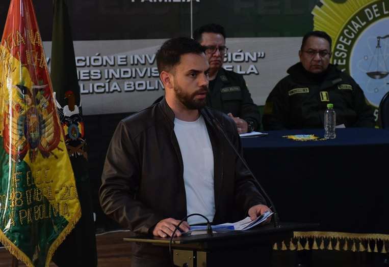 Ministro de Gobierno presenta a militares aprehendidos por supuesto intento de golpe /APG