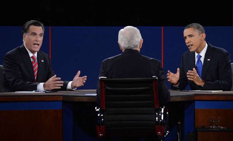 Mitt Romney y Barak Obama en el debate presidencial en la Universidad Lynn / AFP 