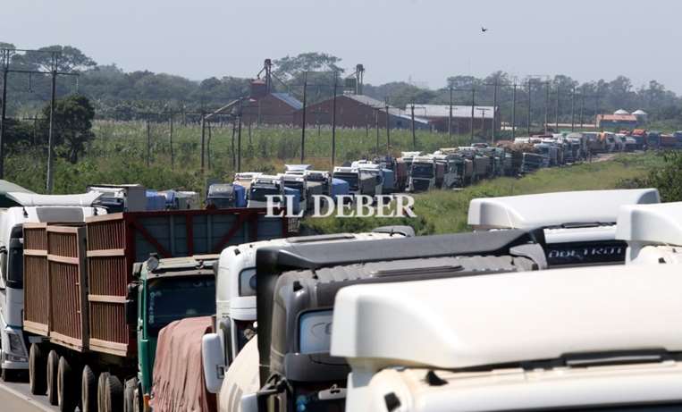 Una larga columna de motorizados en la carretera a Yapacaní. Foto: Juan Carlos Torrejón