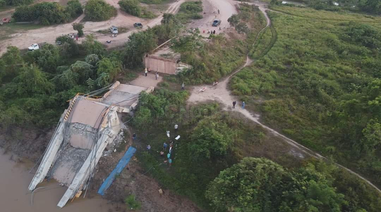 Una vista aérea de la vista del puente caído sobre el río Rapulo 