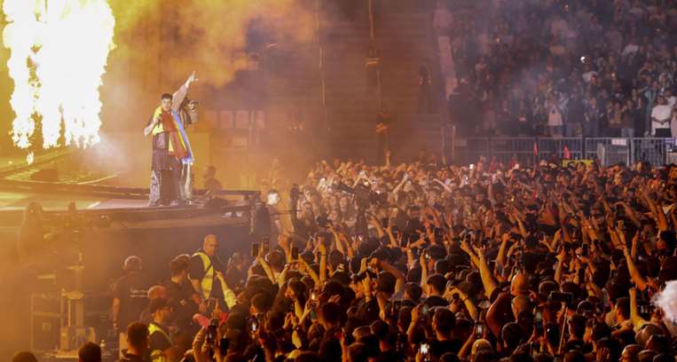 Duki durante su concierto en el estadio Santiago Bernabéu de Madrid