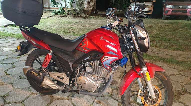 La Policía aprehendió a los sujetos que se robaron una motocicleta/Foto: Diprove