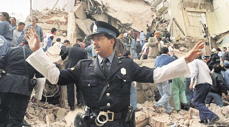 Un policía trata de poner orden, en medio del caos por la explosión