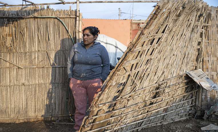 Mireya Minaya, de 32 años, en su casa en Huarmey en Perú / AFP