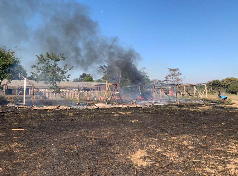 Dos incendios consumieron parte de una escuela y una vivienda/Foto: Desther Ágreda