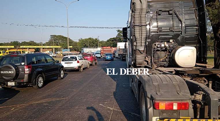Continúan las largas filas de vehículos en los surtidores/Foto: Juan Delgadillo
