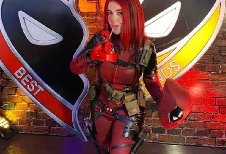 Foto: ​La cosplayer Raven caracterizada con un atuendo de Deadpoll.