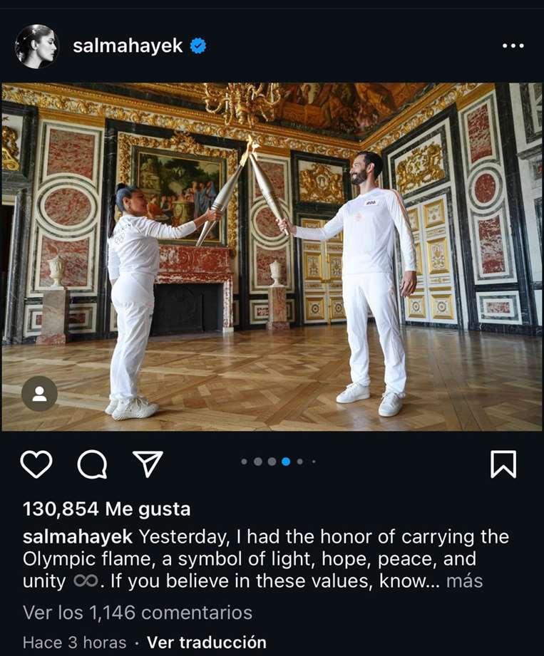 Salma Hayek orta la antorcha olímpica de París 2024 en el Palacio de Versalles