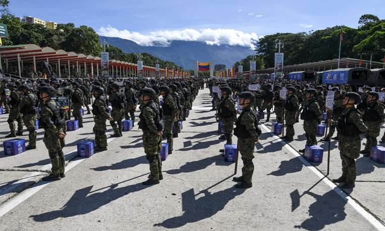 Soldados del ejército junto a las urnas en un desfile militar / AFP