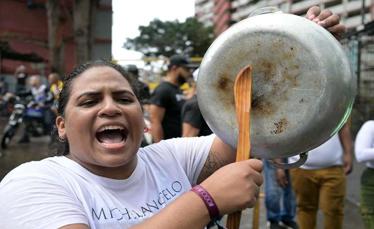 Cacerolazo en Caracas / AFP
