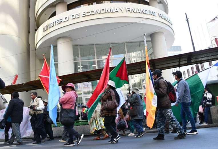 La marcha gremial pasa por el Ministerio de Economía. Foto: APG