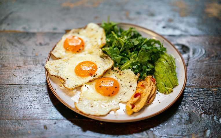 Puré de camote con huevos estrellados y rúcula