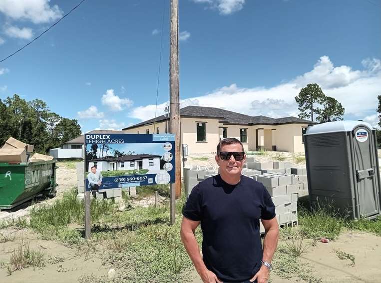 Gabriel Égüez ahora construye casas. La mayoría de sus clientes son cubanos
