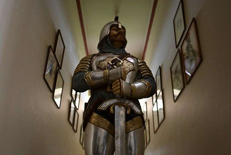 Una escultura de caballero medieval dentro del Castillo Marroquín/AFP