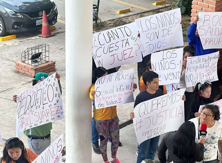 Protesta afuera del juzgado de la Ucebol