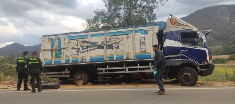 Camión en el lugar donde ocurrió el accidente