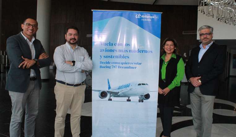 Parte del equipo de Air Europa junto a Bernardo Botella. Foto: M. Vasquez