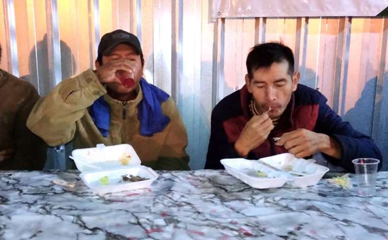 Cena en el albergue municipal de invierno / Foto: GMSC