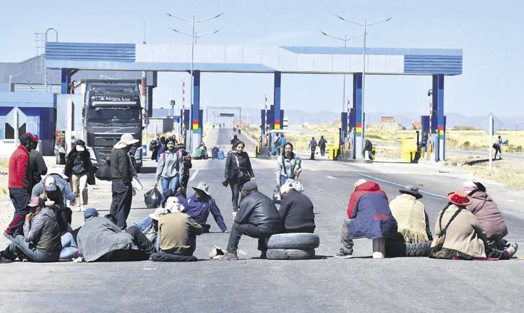 La carretera que une Oruro con La Paz está bloqueada. La protesta es indefinida /APG