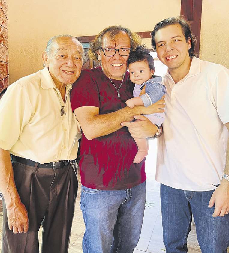 Junto con su padre, Carmelo Suárez, su nieto Jack y su hijo Jireh