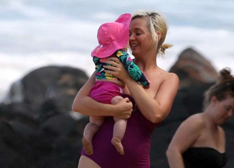 Katy Perry junto a su hija Daisy Dove.