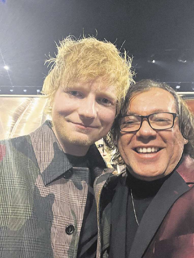 Selfie con el músico británico Ed Sheeran en la gala de los Grammy en Los Ángeles