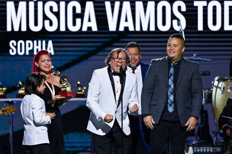 Sobre el escenario al momento de recoger el Grammy americano 