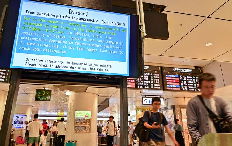 Anuncios de retrasos en la estación de trenes de Tokio por la tormenta María / AFP