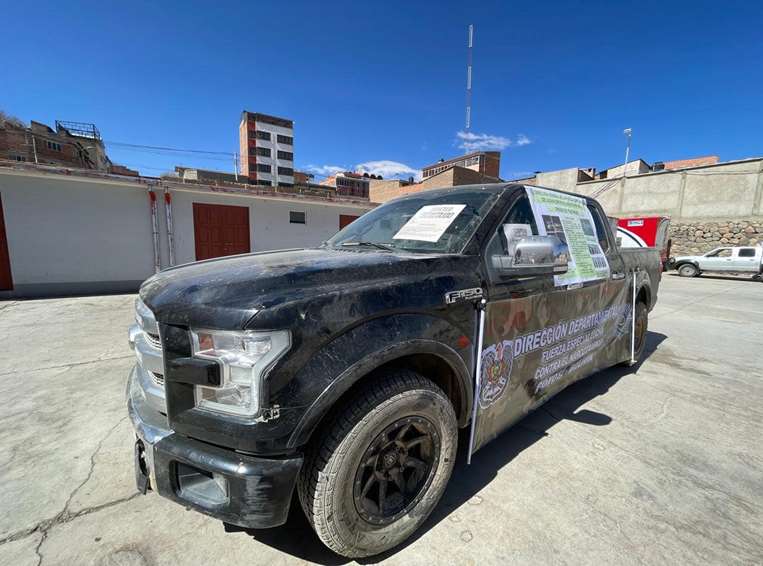 La camioneta negra llevaba cientos de paquetes de droga