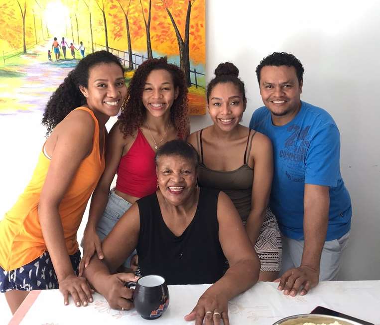 Lupe junto a su mamá y sus tres hermanos