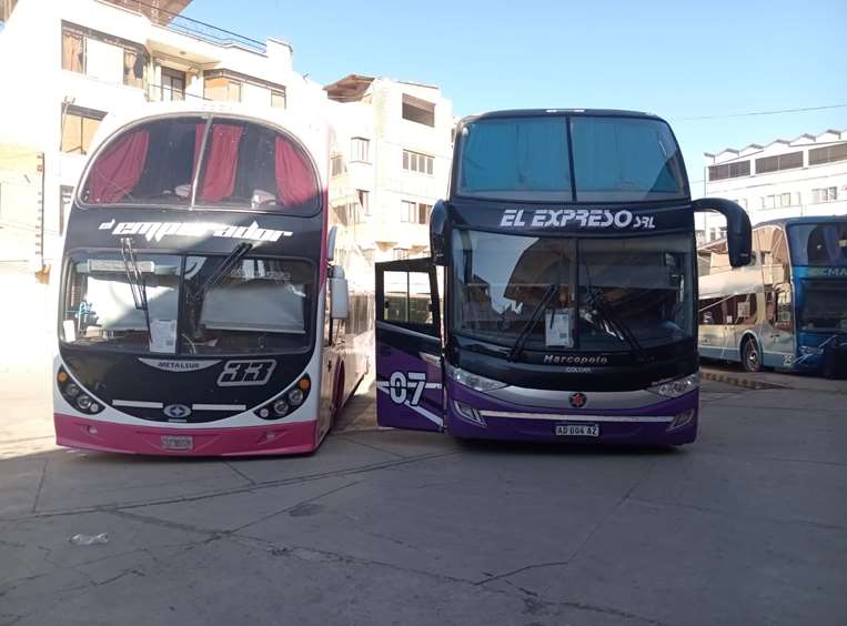 Buses de Salta que arribaron con devotos de la Virgen de Urkupiña en Cochabamba 