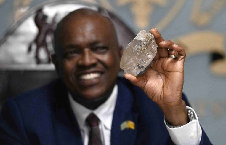 El presidente de Botswana, Mokgweetsi Masisi, sostiene un gran diamante/Foto: AFP