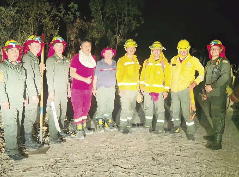 Los policías movilizados en comisión para sofocar los incendios