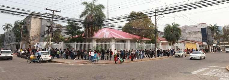 Largas colas en centros de empadronamiento en Santa Cruz