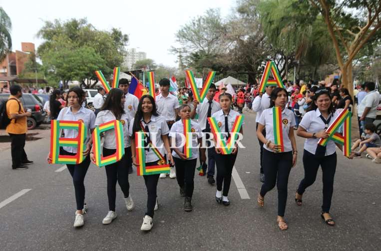 Desfile escolar por el 6 de Agosto | Fotos: Fuad Landívar
