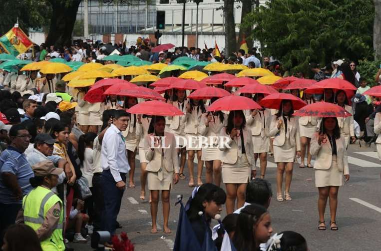 Desfile escolar por el 6 de Agosto | Fotos: Fuad Landívar