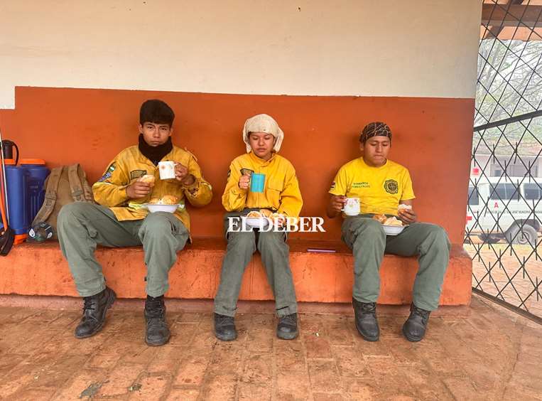 Bomberos voluntarios que llegaron hasta Urubichá / Foto: Linda González