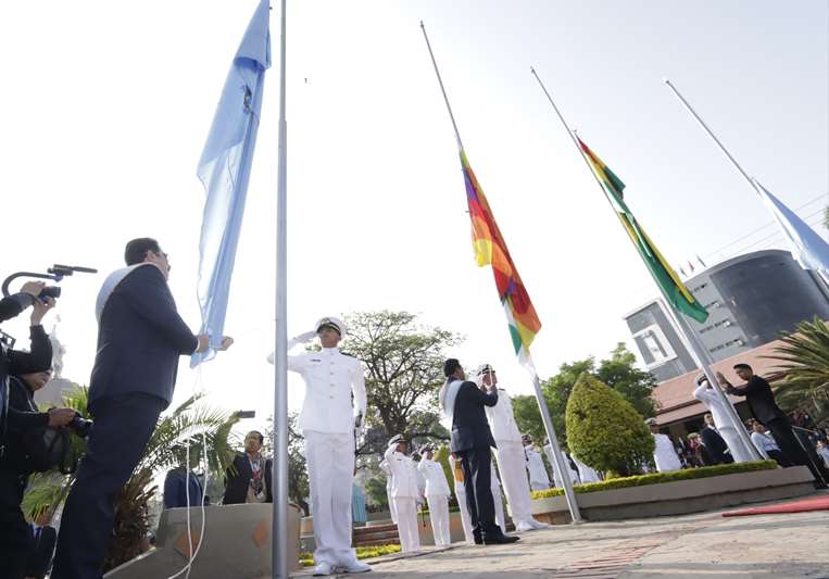 Iza de banderas. Foto: APG