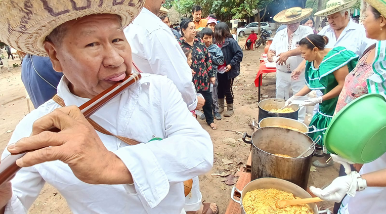 Hubo majadito, tamborita y juegos populares en el río Piraí. Foto. Ricardo Montero  