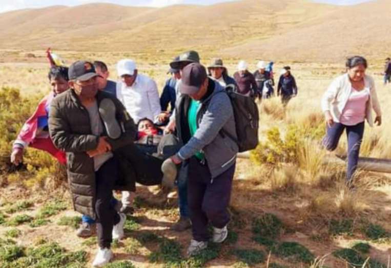 Los movilizados recogen a sus primeros heridos en la marcha de Evo Morales / Foto APG