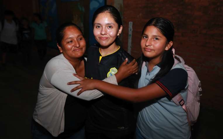 Zailén con su mamá y su hermana Litzy /Fuad Landívar