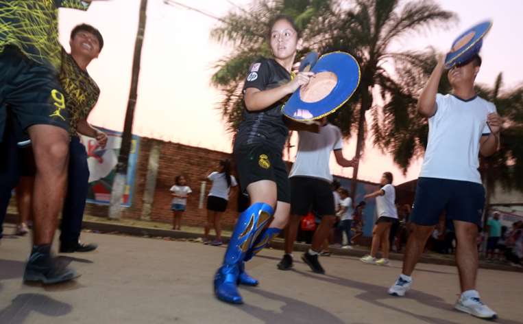 Zailén ensayando caporales /Fuad Landívar