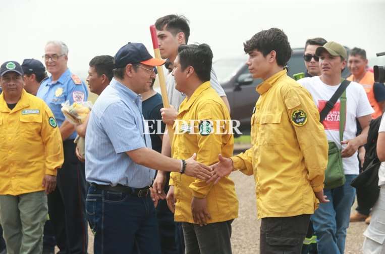 Presidente Arce entrega equipos e indumentaria a bomberos forestales. Foto: Fuad Landívar