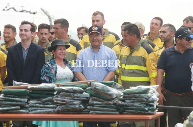 Presidente Arce entrega equipos e indumentaria a bomberos forestales. Foto: Fuad Landívar