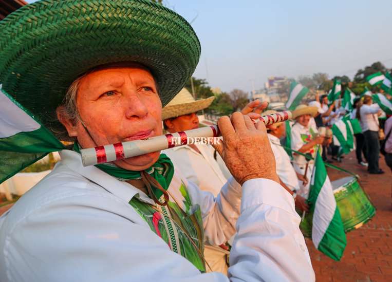 Camba Gringo, interpretando la flauta