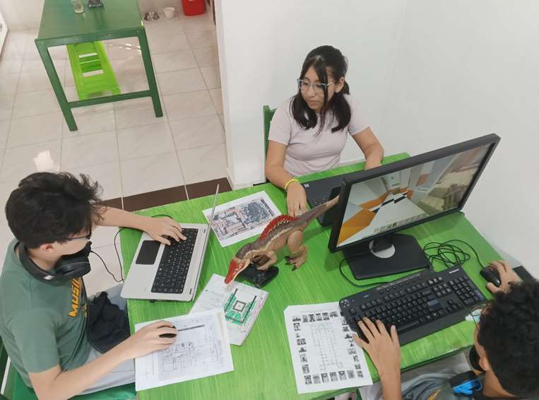 Adrián, Santiago e Isabela, los creadores de la réplica / Cortesía: CuMeCo